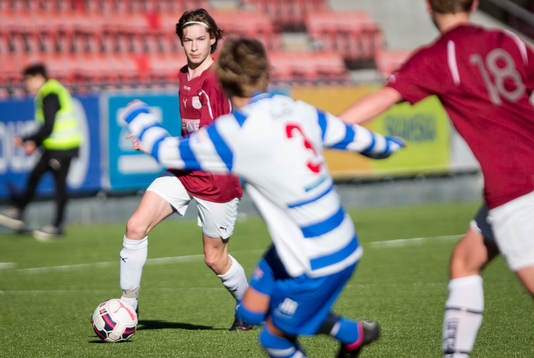 Qviding FIF U16 (i rött) mot IFK Lidingö (i blått/vitt)