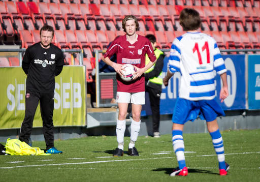 Qviding FIF U16 (i rött) mot IFK Lidingö (i blått/vitt)