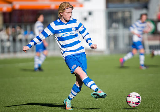 John Alander IFK Lidingö när de möter Qviding FIF U16 (i
