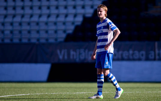 Qviding FIF U16 (i rött) mot IFK Lidingö (i blått/vitt)