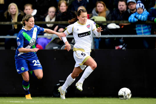 Wolfsburgs Martina Müller jaga Rosengårds Alexandra Riley