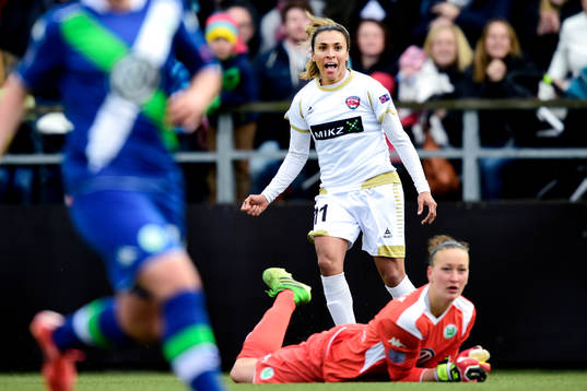 Rosengårds Marta Viera Da Silva bollen som går i mål