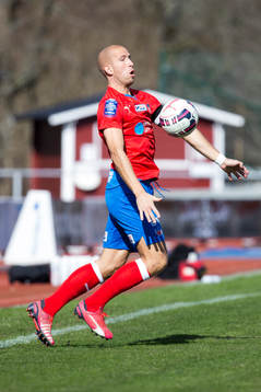 Helsingborgs Mattias Lindström plockar ner bollen på