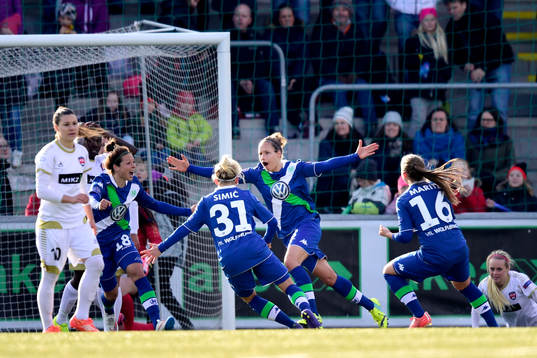 Wolfsburgs Babett Peter firar
