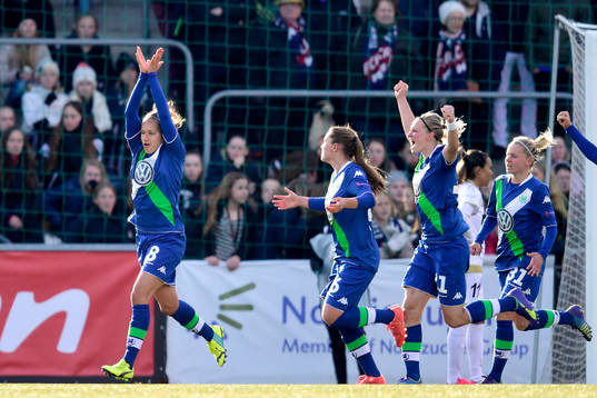 Wolfsburgs Babett Peter firar