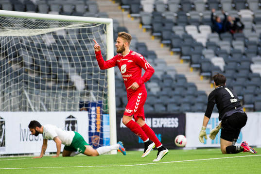 Brann Kristoffer Larsen firar 1-1 kvitteringen