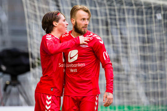 Brann Kristoffer Larsen gör 1-1 kvitteringen och firar med