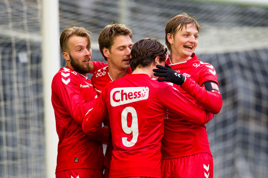 Brann Kristoffer Larsen (v) gör 1-1 och firar med