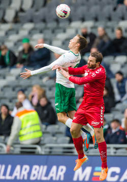 Hammarbys Fredrik Torsteinbö i en nickduell med Brann