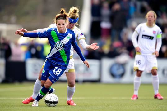 Wolfsburgs Vanessa Bernauer jagas av Rosengårds Kirsten