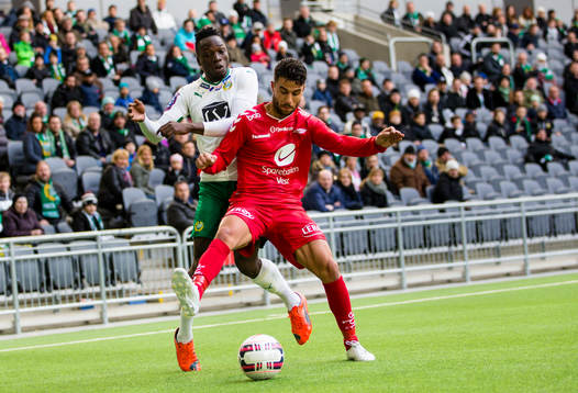 Brann Erdin Demir i kamp om bollen med Hammarbys Amadaiya