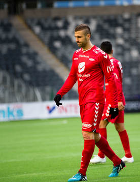 Brann Azar Karadas lämnar planen