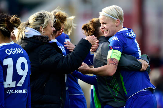 Wolfsburgs Nilla Fischer firar