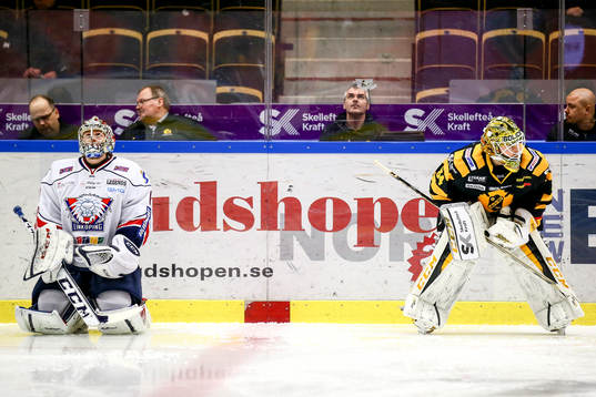 Skellefteås målvakt Erik Hanses  med Linköpings målvakt