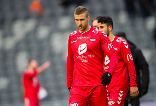 Brann Azar Karadas lämnar planen