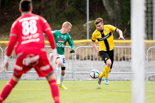 IK Frej Täbys Christophe Lallet oroar framför IK Brages