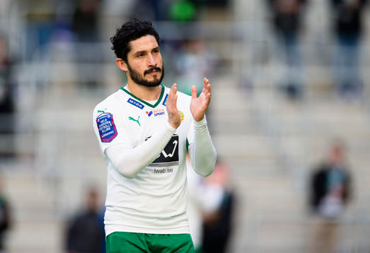 Hammarbys Pablo Pinones-Arce tackar publiken
