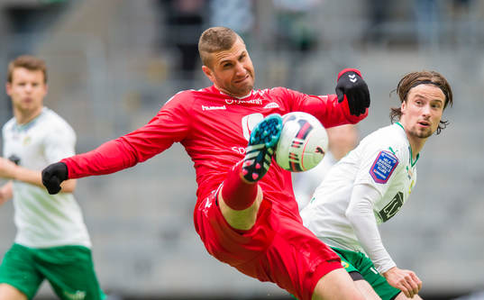 Brann Azar Karadas rensar bort en boll brevid Hammarbys