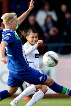 Rosengårds Alexandra Riley slår ett inlägg förbi