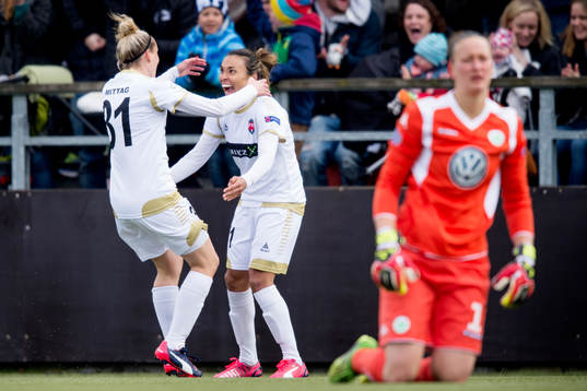 Rosengårds Marta Viera Da Silva kramas om av Anja Mittag
