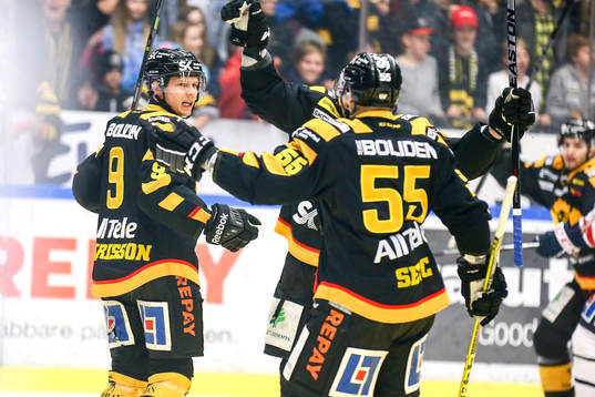 Skellefteås Patrik Zackrisson  och Martin Sevc jublar