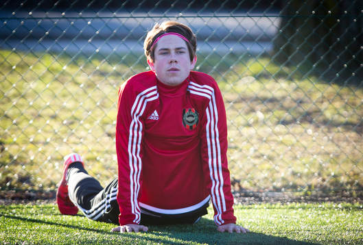 Allan Olofsson i Brommapojkarnas U17 lag värmer upp