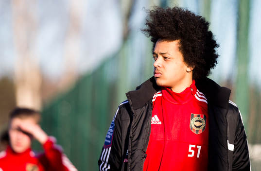 Elias Hellgren Villegas i Brommapojkarnas U17 lag värmer