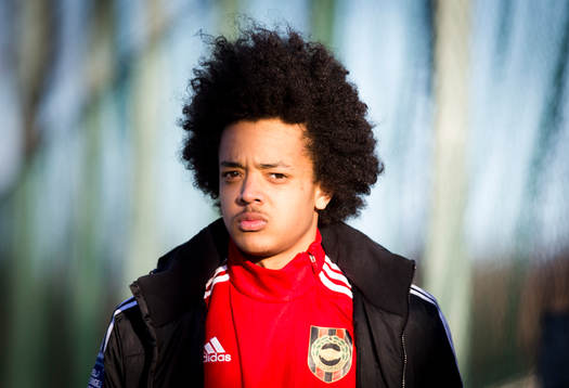 Elias Hellgren Villegas i Brommapojkarnas U17 lag värmer