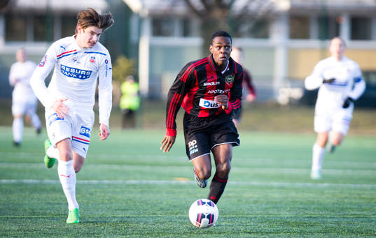 Brommapojkarnas Joel Asoro (röd/svart) U17 lag mot
