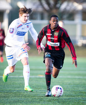 Brommapojkarnas Joel Asoro (röd/svart) U17 lag mot