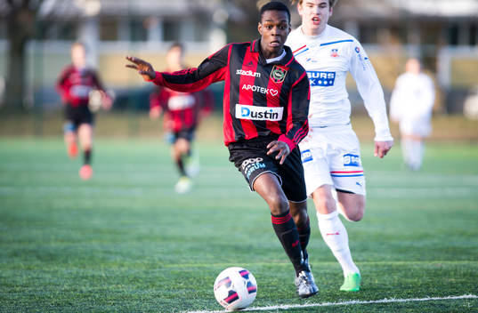 Brommapojkarnas Joel Asoro (röd/svart) U17 lag mot