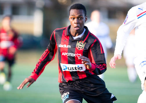 Brommapojkarnas Joel Asoro (röd/svart) U17 lag mot