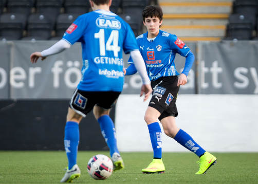 Örebro U17 (vitt) mot Halmstad U17 (blått)