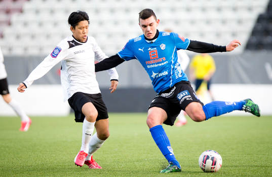 Martin Trinh, Örebro U17 (vitt) mot Halmstad U17 (blått)
