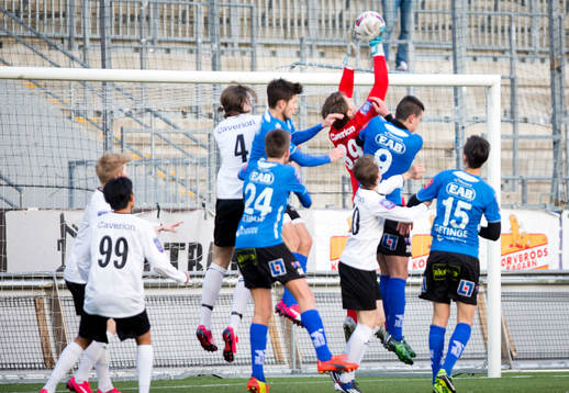 Örebros målvakt Gustav Frank (rött) mot Halmstad U17
