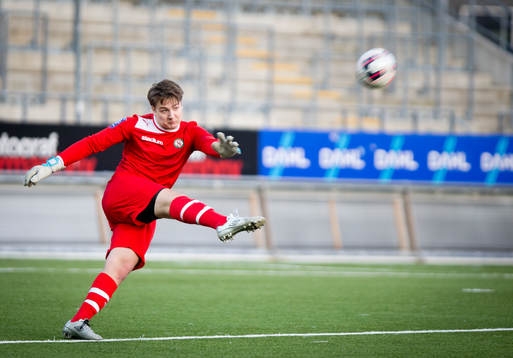 Örebros målvakt Gustav Frank, U17 (rött) mot Halmstad
