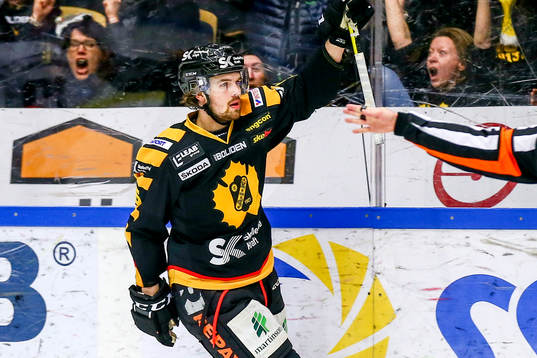 Skellefteås Axel Holmström  jublar