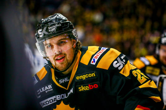 Skellefteås Axel Holmström  jublar