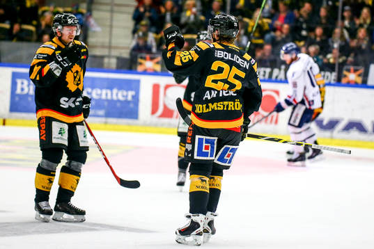 Skellefteås Axel Holmström och Tim Heed  jublar