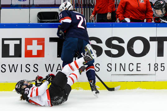 Kanadas Emily Clark tacklas av USAs Hilary Knight