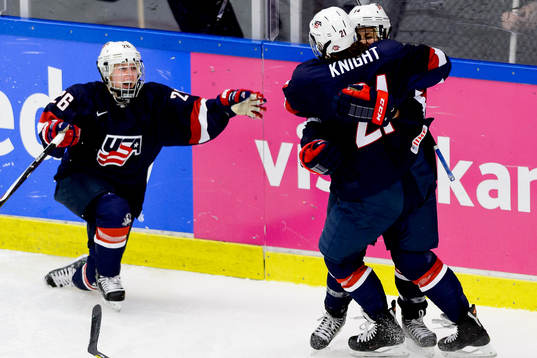 USAs Kendall Coyne firar
