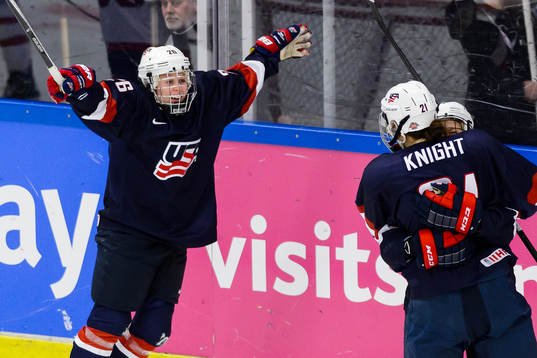 USAs Kendall Coyne firar