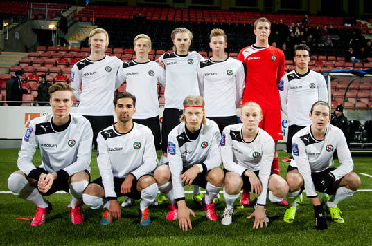 Lagbild på Örebro U19 fr.v. stående, William Gunnarsson,