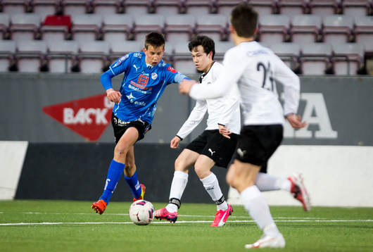 Örebro U17 (vitt) mot Halmstad U17 (blått)