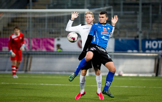 Örebro U17 (vitt) mot Halmstad U17 (blått)