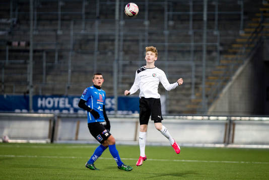 Örebro U17 (vitt) mot Halmstad U17 (blått)