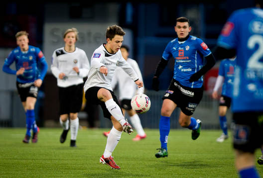 Oscar Sandberg, Örebro U17 (vitt) mot Halmstad U17 (blått)
