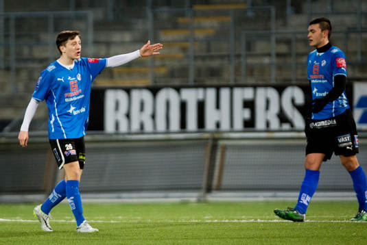 Örebro U17 (vitt) mot Halmstad U17 (blått)