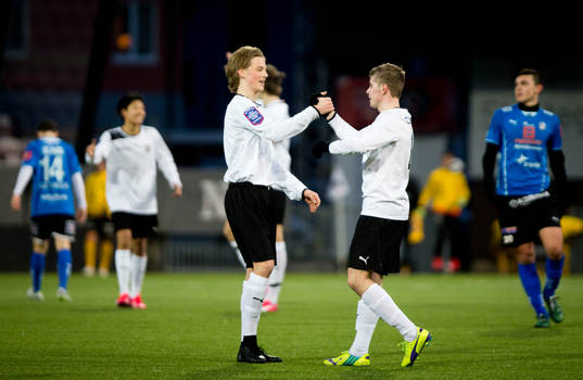 Örebro U17 (vitt) mot Halmstad U17 (blått)