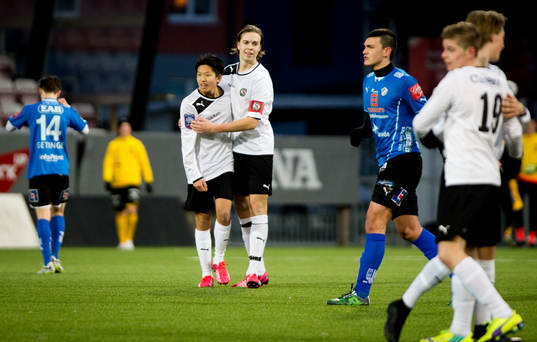 Martin Trinh, Alex Hanhe , Örebro U17 (vitt) mot Halmstad